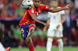 九游娱乐入口-精彩足球赛场上，运动员展现超强实力