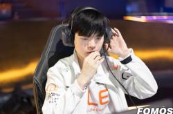 九游娱乐首页-IG绝杀C9，Deft操刀奇招英雄翻盘激烈交锋成都决赛之夜，引爆全场热议的简单介绍