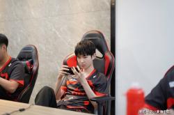 九游娱乐app下载-LGD翻盘BRO，Gumayusi线上压制力十足强强对话全球总决赛，引爆全场热议