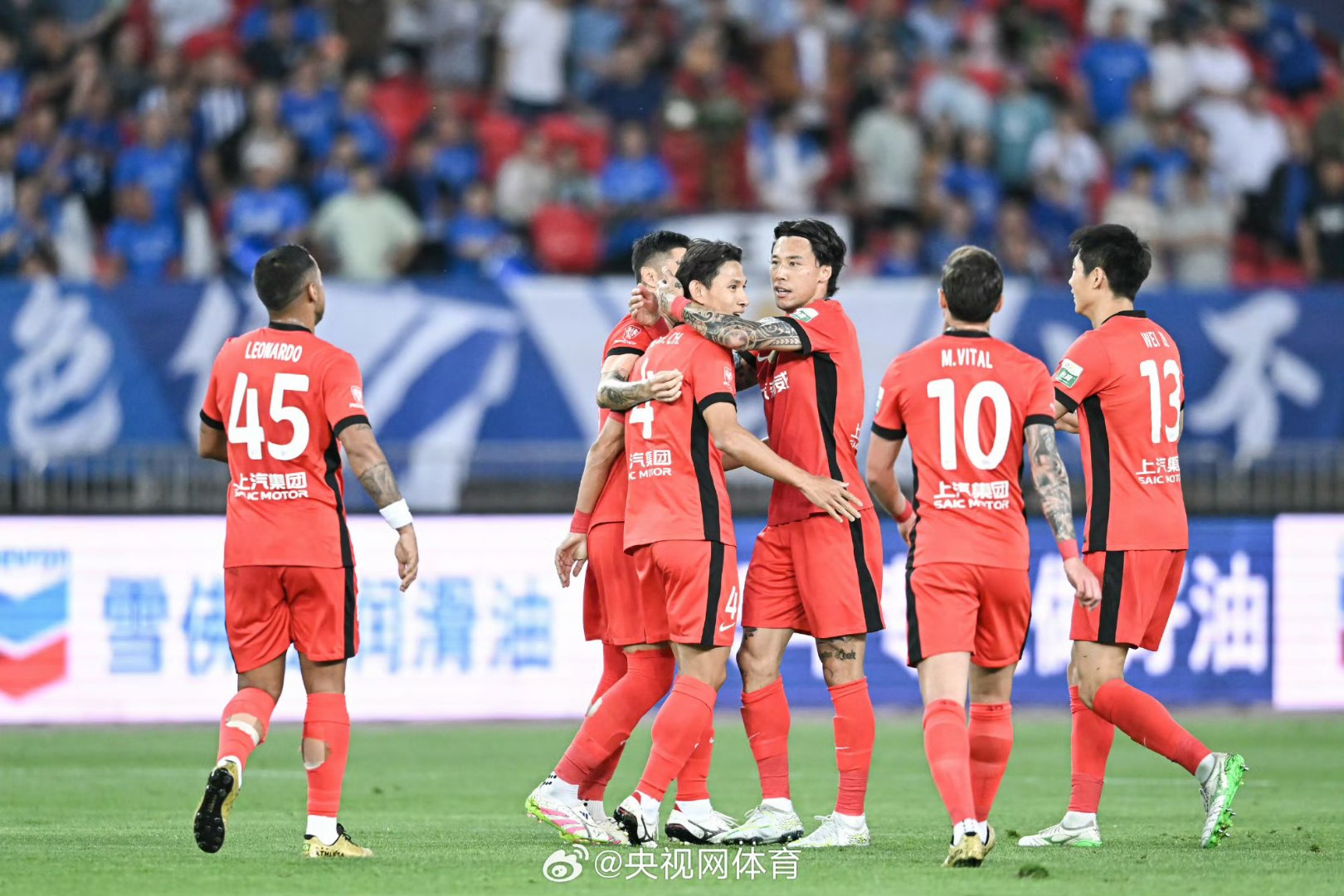 中超联赛场上硝烟弥漫,各队实力对决引人注目 中超联赛场上硝烟弥漫,各队实力对决引人注目