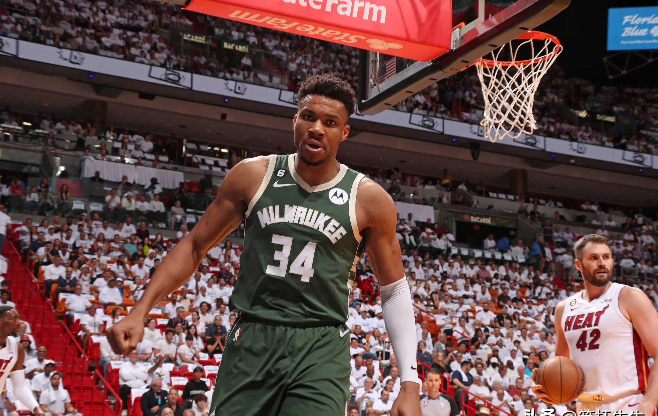 雄鹿队关键战胜对手,全队发挥亮眼 雄鹿队关键战胜对手,全队发挥亮眼