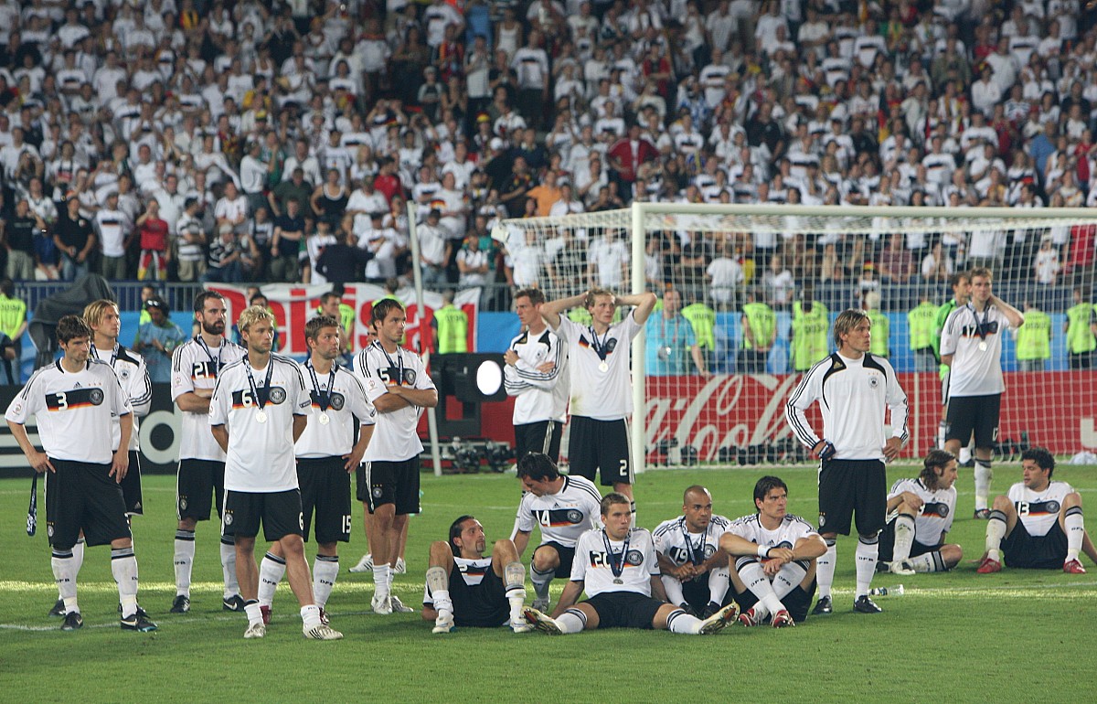 欧洲杯夺冠球队联合访问美国，赛季表现备受瞩目