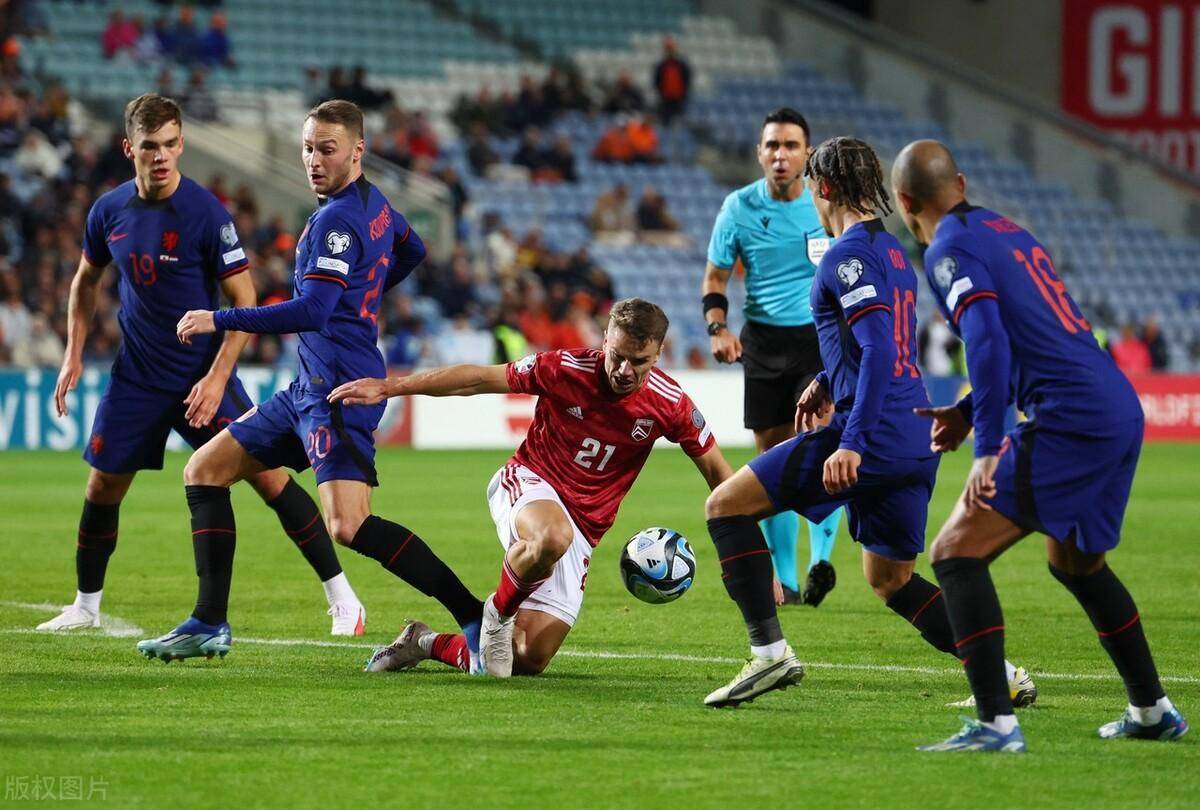 包含欧预赛热火朝天进行，球员全力以赴的词条