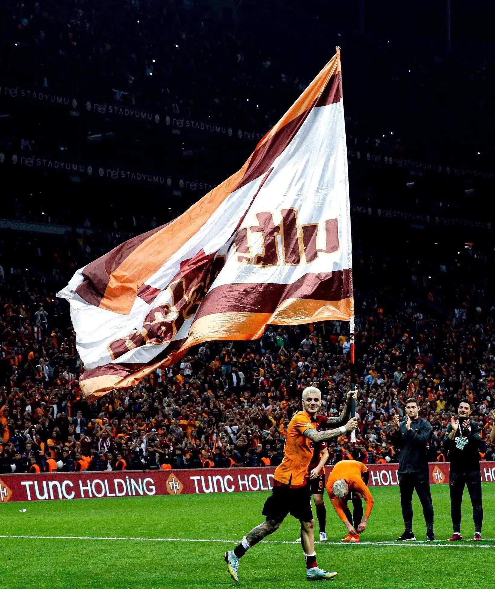 土耳其队员在国际足球赛事中取得胜利