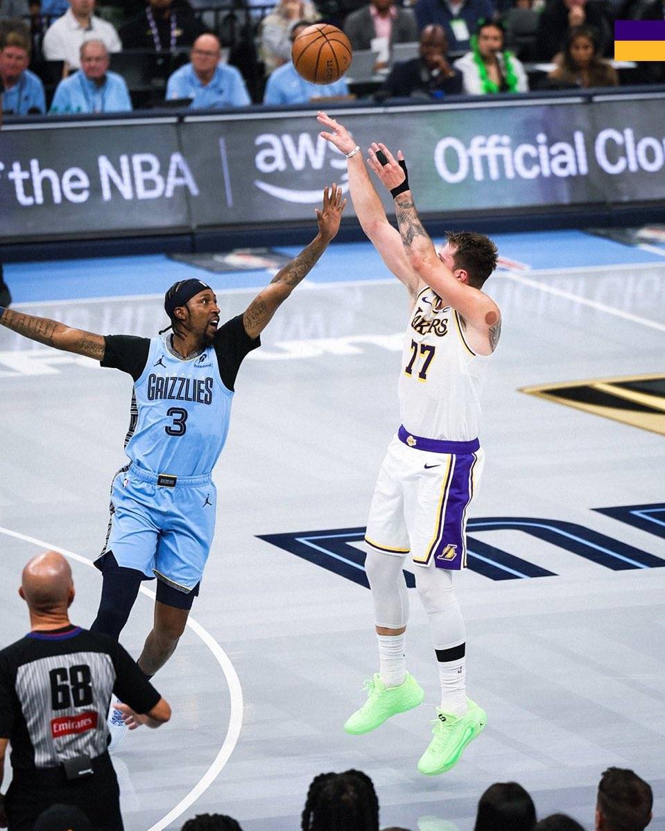 四川队横扫尼克斯，东契奇扛起全队