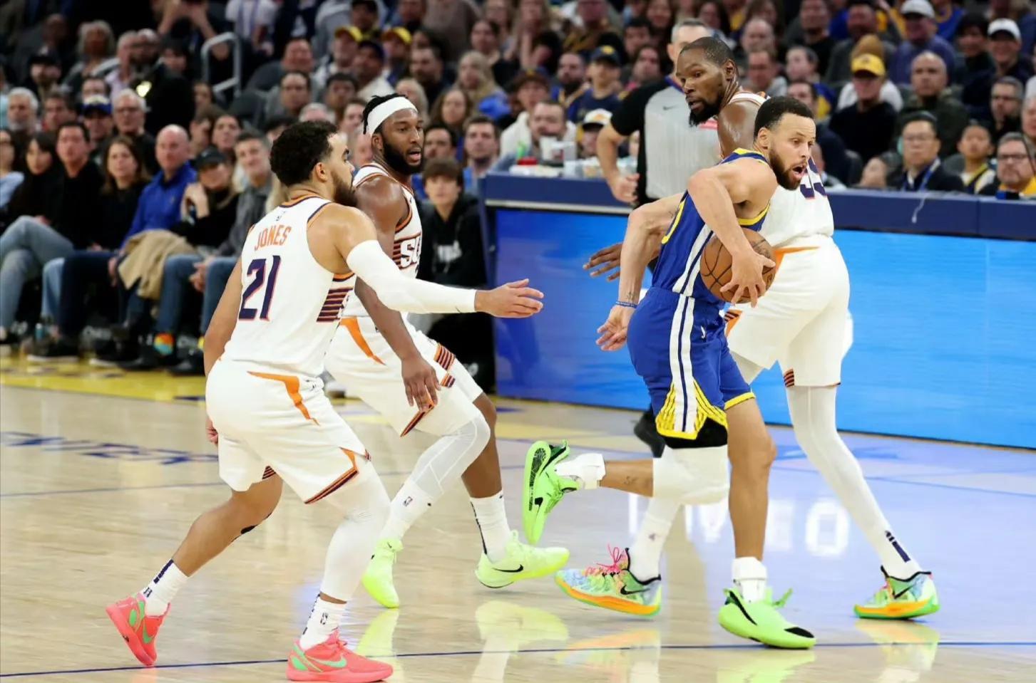 火箭鏖战太阳，库里统治全场的简单介绍