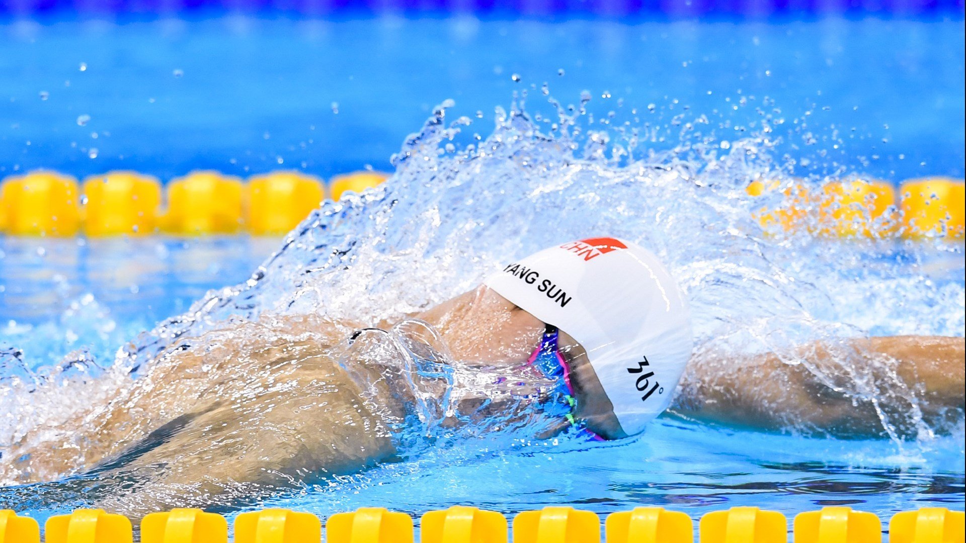 铁幕与星辰,当梅赛德斯的绝对统治下,一颗新星刺破长夜