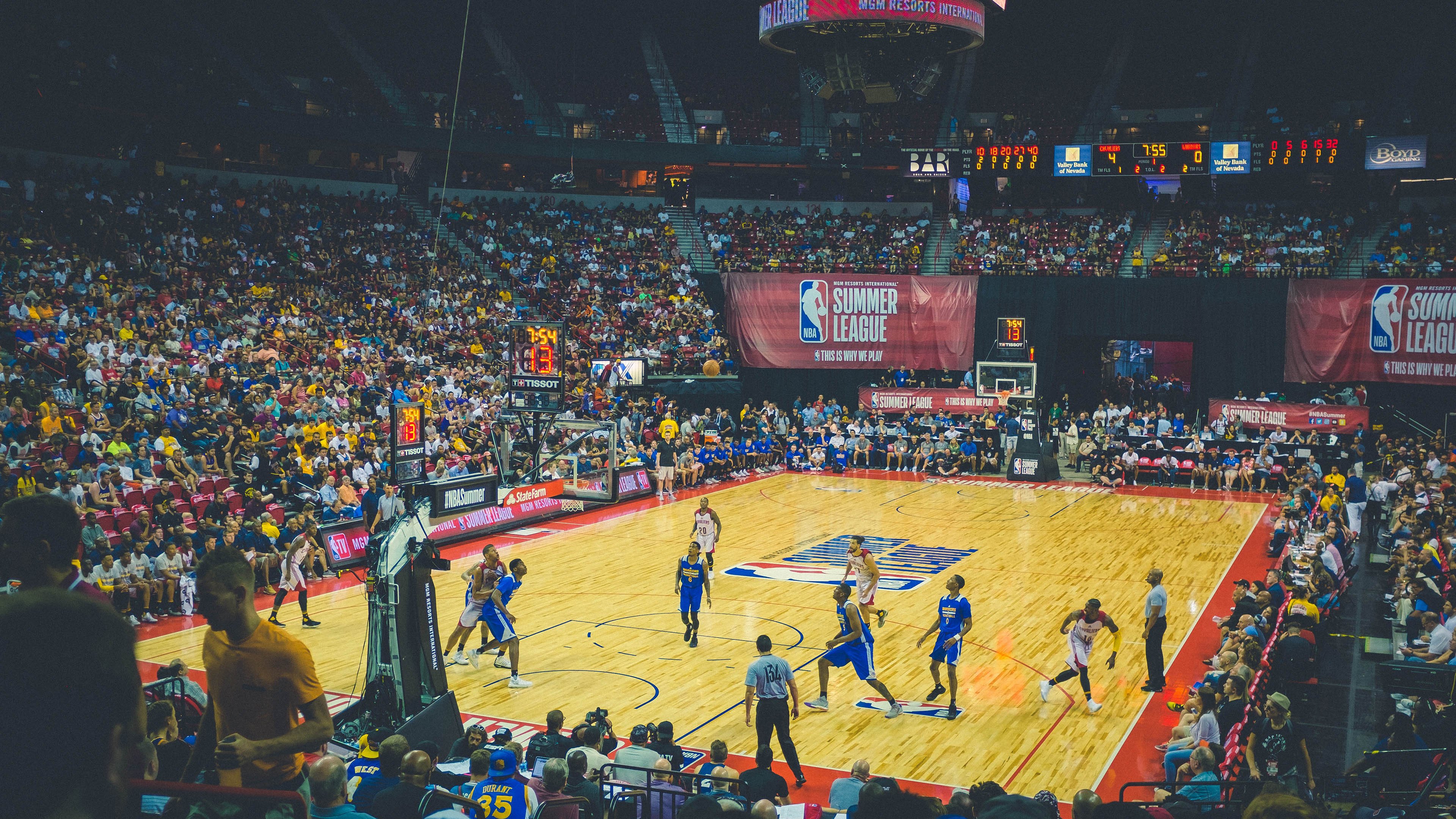 绿茵场与球台的双重奏,当集体碾压遇见个体统治